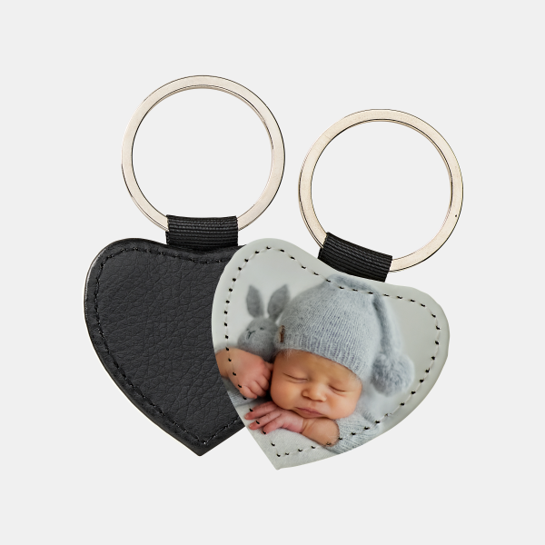 Schlüsselanhänger in Herzform mit liebevollem Babyfoto in zarten Grautönen gestaltet.